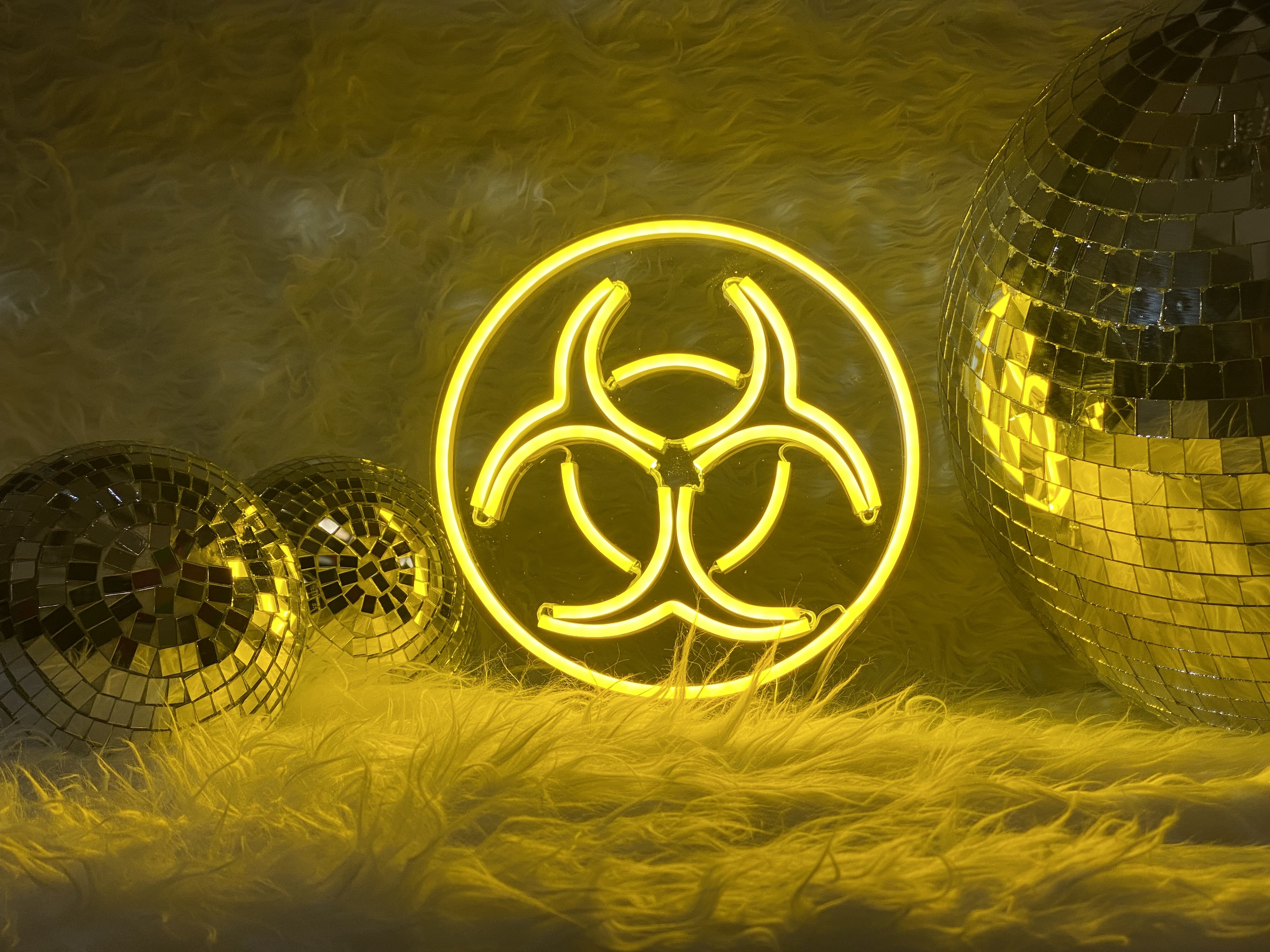 LAMPARA DE NEON LED CON BASE METACRILATO CON FORMA TOXIC LAMPARA DE NEON LED CON BASE METACRILATO CON FORMA TOXIC