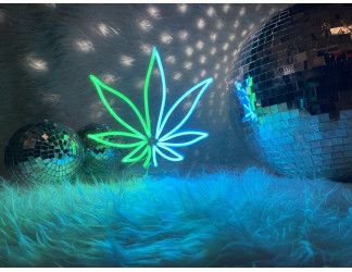 lampara de neon led con forma de marihuana