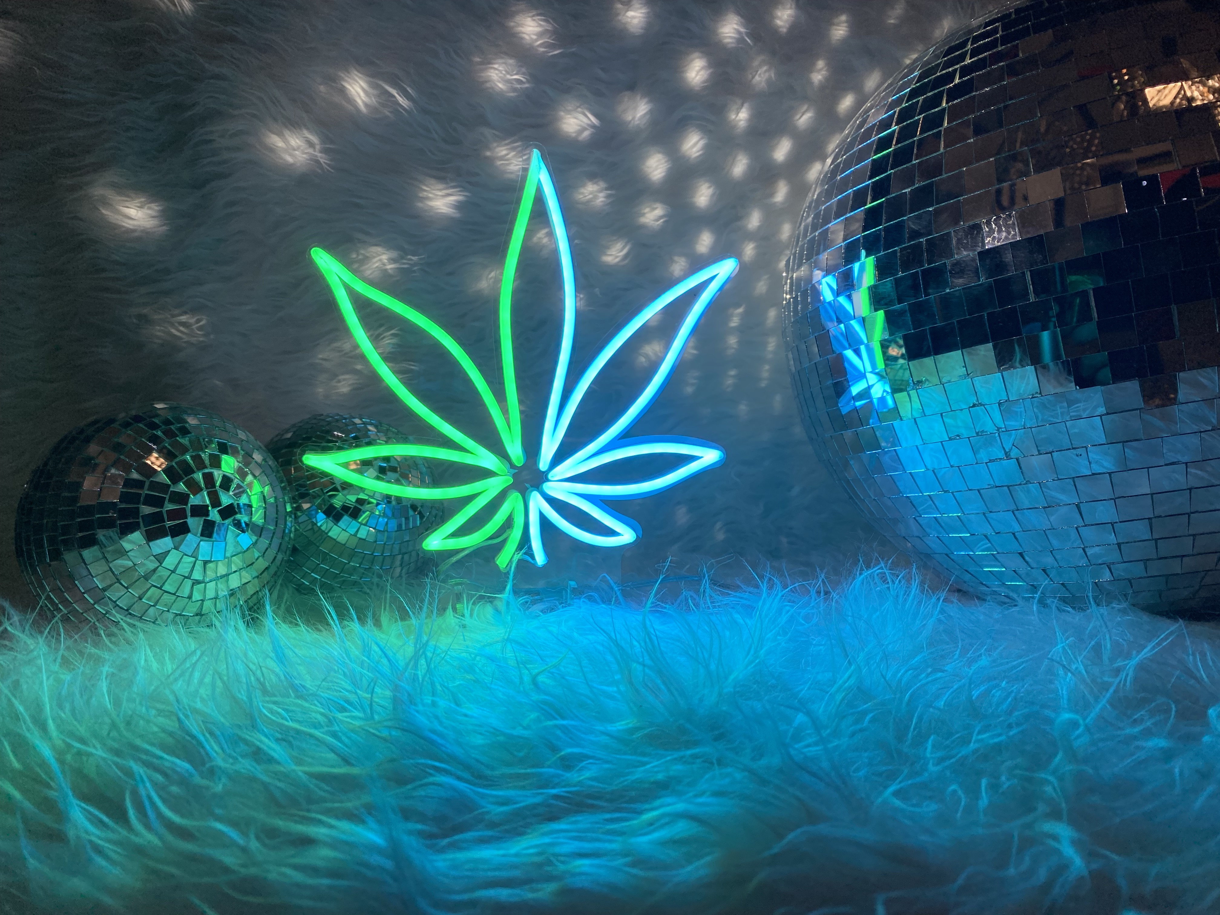 lampara de neon led con forma de marihuana lampara de neon led con forma de marihuana