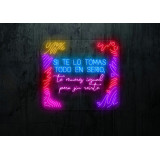 neon led con varios colores y tipografías con metacrilato cuadrado