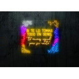neon led con varios colores y tipografías con metacrilato cuadrado