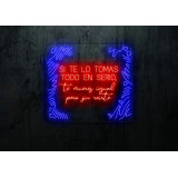 neon led con varios colores y tipografías con metacrilato cuadrado