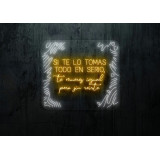 neon led con varios colores y tipografías con metacrilato cuadrado
