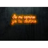 Neón led con corte metacrilato bordeado y tira de neon led flex.