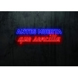 Neón led con corte metacrilato bordeado y tira de neon led flex.